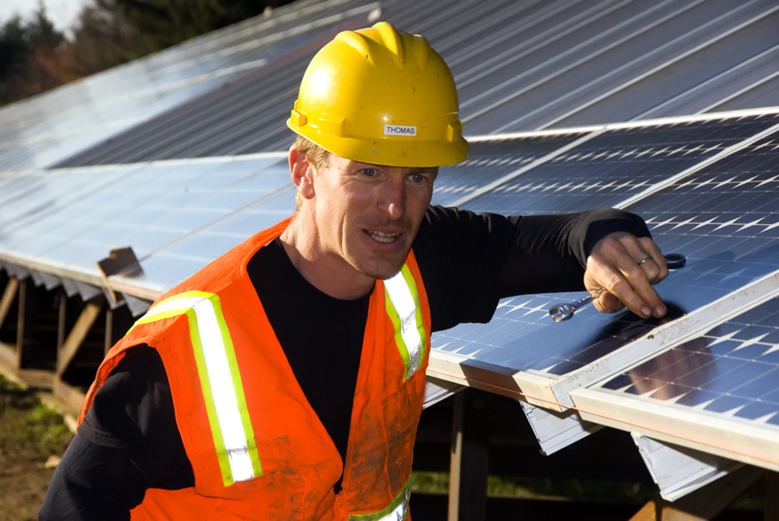 Installateur aan het werk met zonnepanelen