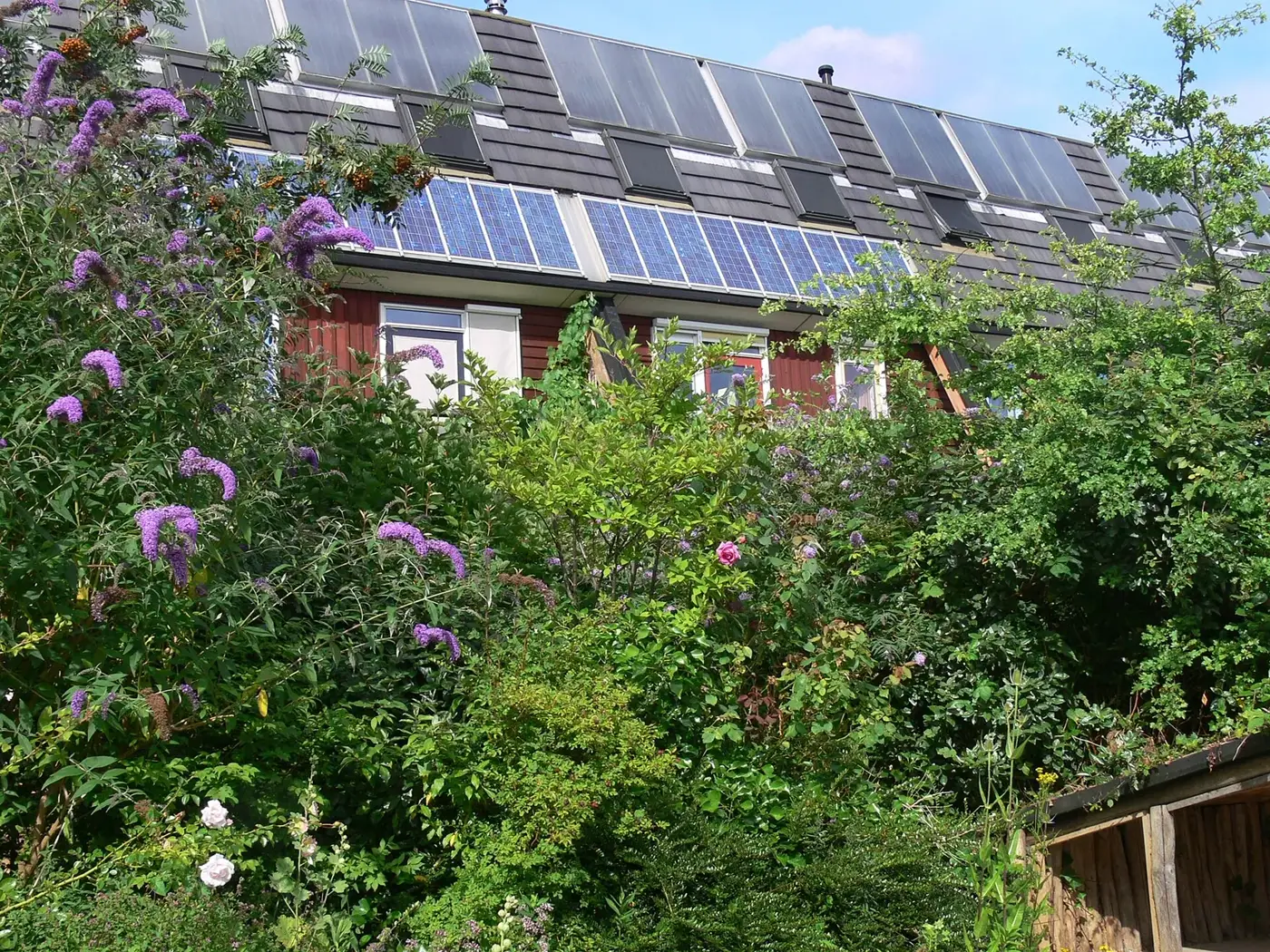 Zonnepanelen op het dak van een woning
